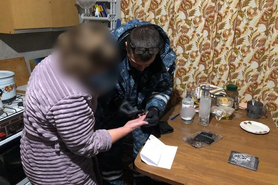 С колото-резаной раной грудной клетки его увезли в больницу.