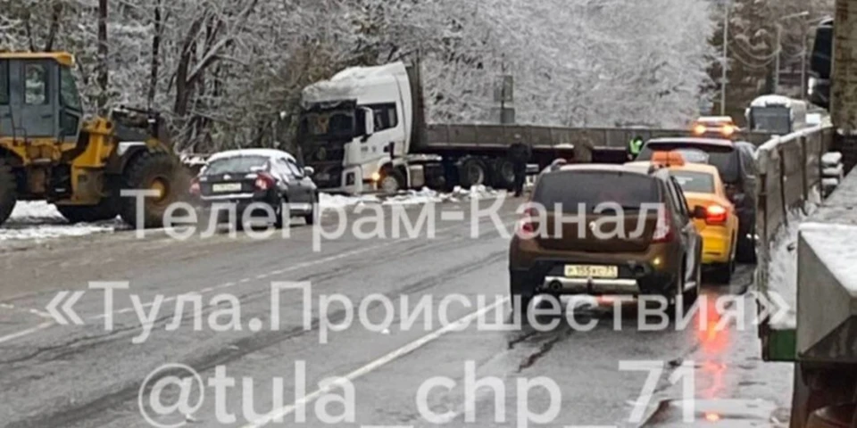 Под Тулой большегруз перекрыл мост через реку Воронку. Фото: Telegram-канал «Автохамы и ДТП | Тула».