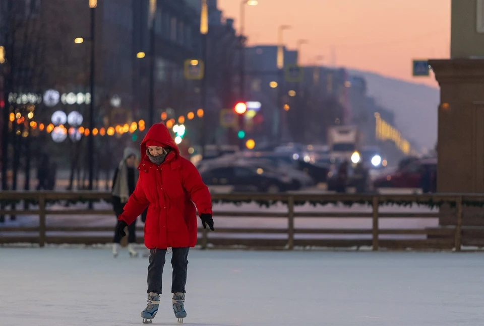 В Красноярске начались работы по установке катка на Мира