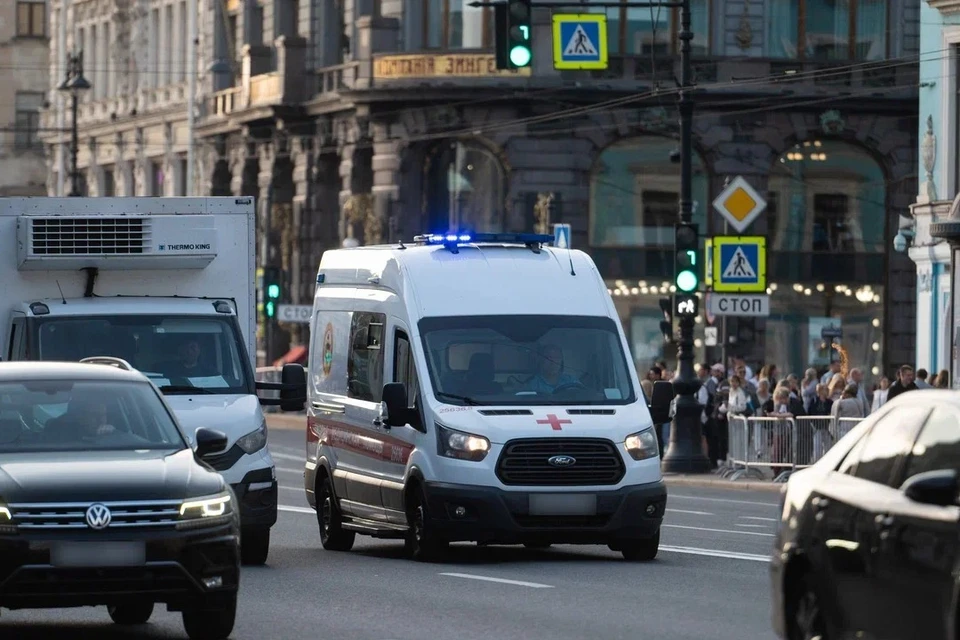 Подростка с ингаляционным отравлением от освежителя воздуха увезли в больницу в Петербурге.