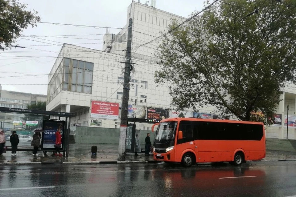 В Симферополе проезд в автобусе по безналичному расчету стоит 25 рублей, 30 рублей - наличными