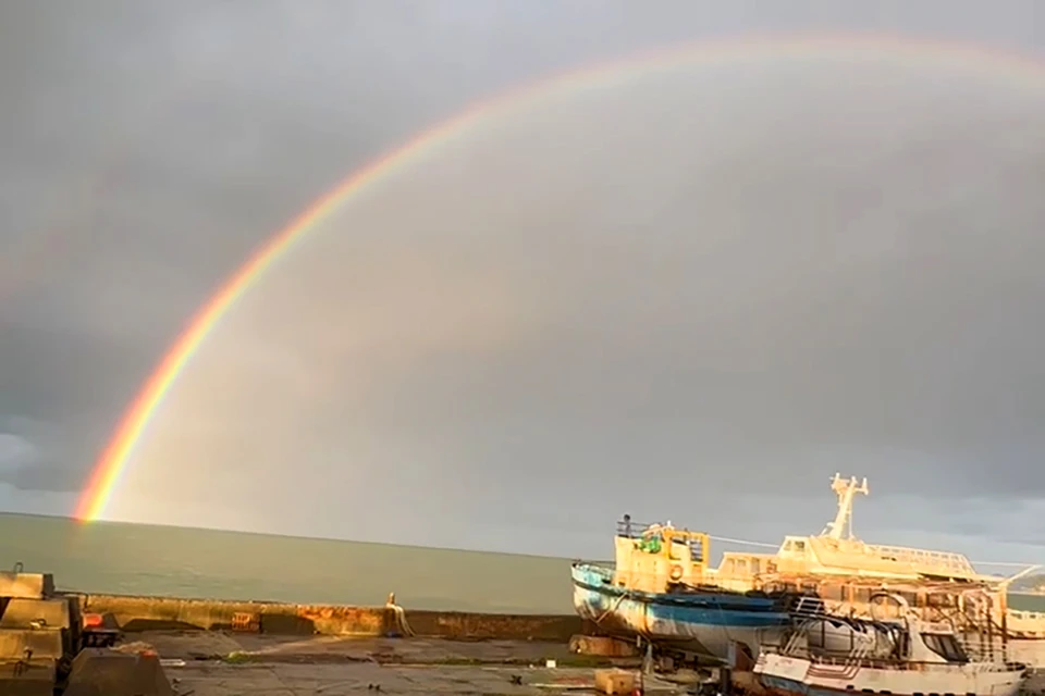 Радуга над морем. Фото: скриншот видео Евгения Целовальникова