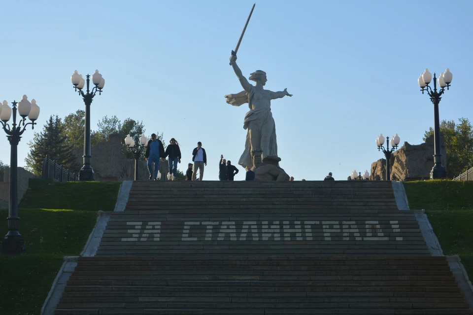 Родина-мать не дает покоя блогерам.