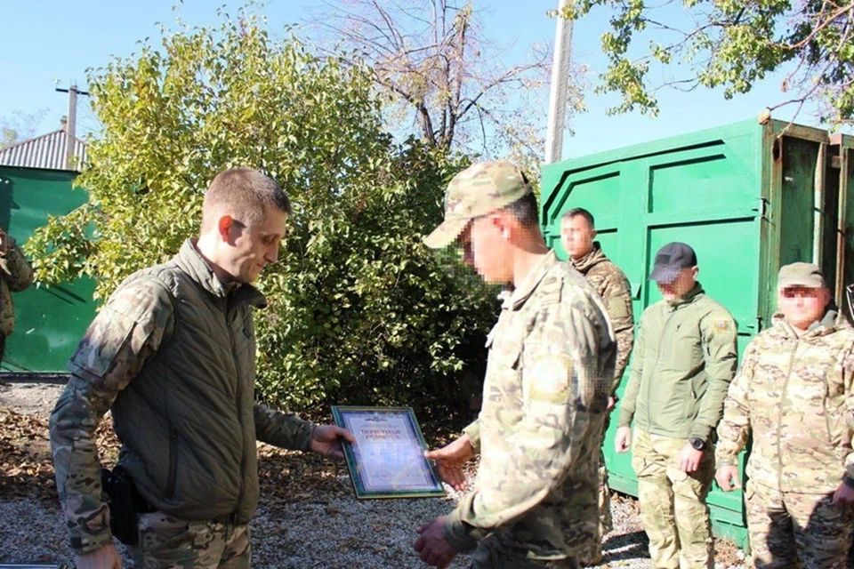 Замминистра транспорта ДНР вручил награды бойцам за восстановление дорог. Фото: Минтранс ДНР