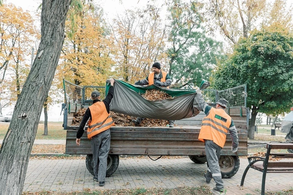 В помощь сотрудникам МУП АГМ «Зеленстрой» прибыли активисты. Фото: ТГ/Моргун