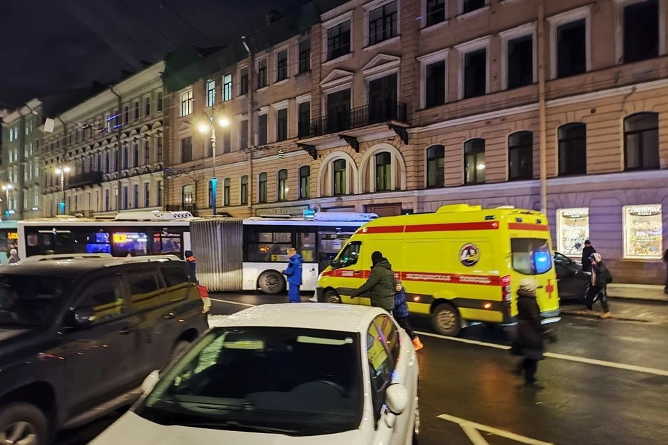 Двойной автобус впечатал автомобили в дом на Малой Морской в Петербурге. Фото: t.me/Megapolisonline