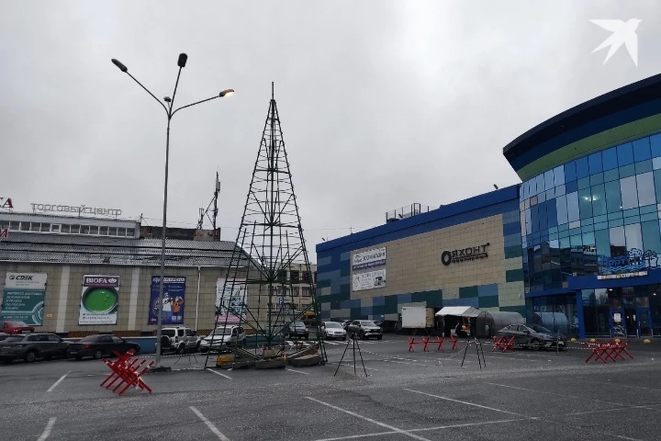 Каркас новогодней елки у ТЦ «Алые паруса» и «Мой порт» в Ижевске. Фото: Ксения Аксенова