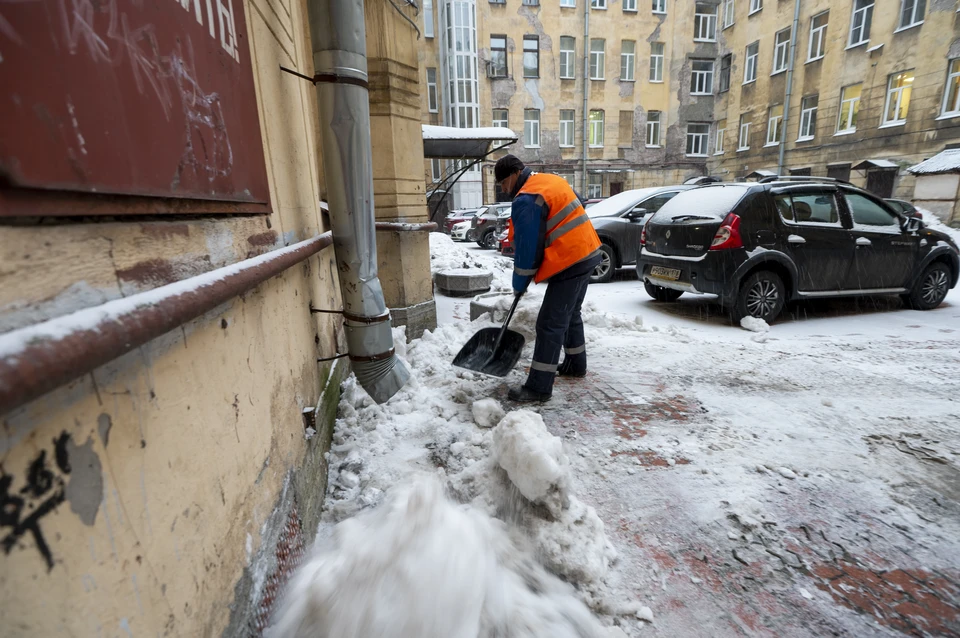 Коммунальщики Петербурга подготовят улицы города к снегу и гололеду.