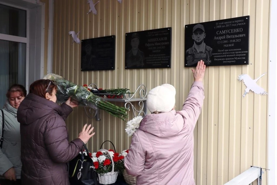 Это уже третья мемориальная доска в Нежинке