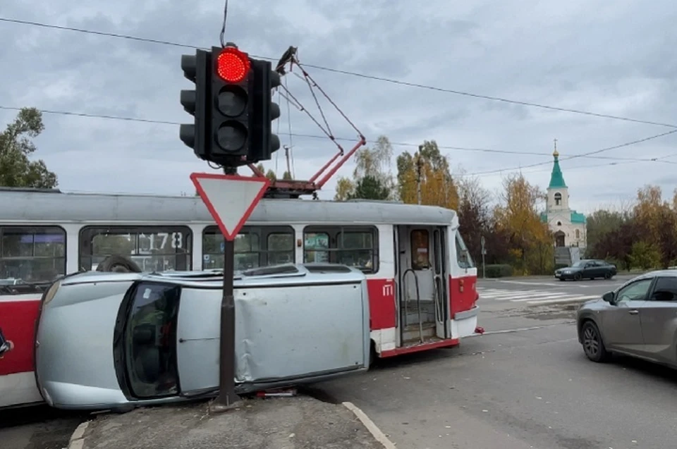 Крупное дорожно-транспортное происшествие произошло 1 ноября на перекрестке улицы Куйбышева и проспекта Панфилова в Донецке. Фото: МВД по ДНР