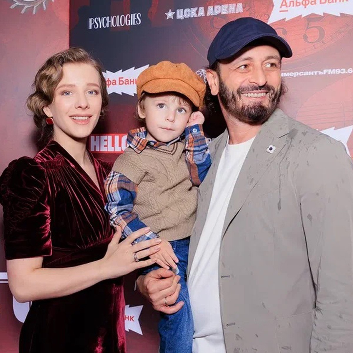 Олар көпшілікпен бірге пидада аяқтады Көйлек киген салқын сәби жыныстық қатынасқа түсуді қалады. Онлайн көру.