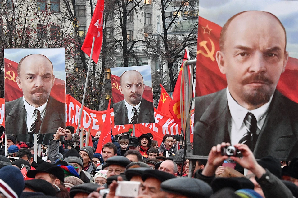 Во время митинга КПРФ в годовщину Октябрьской революции 1917 года.