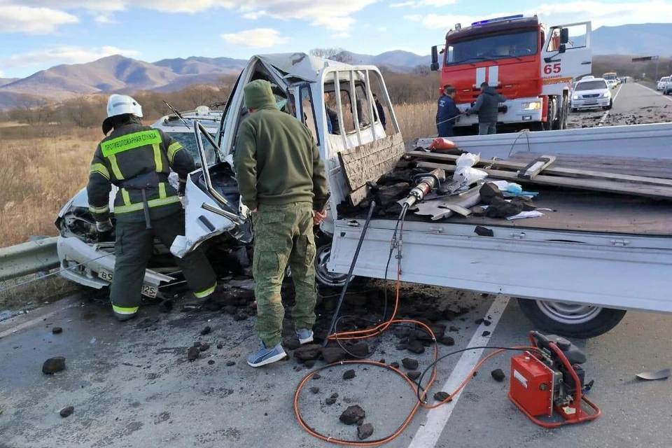 Пострадавшего извлекли из салона автомобиля и передали медикам. Фото: telegram-канал primgochs