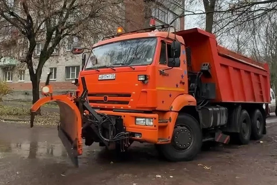 Владимирские коммунальщики пожаловались на мешающие им припаркованные машины.
