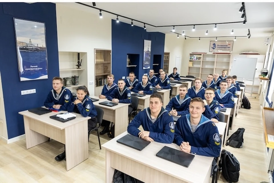 Курсанты-второкурсники Волгоградского техникума водного транспорта имени адмирала флота Н.Д. Сергеева в новой брендированной аудитории Волжского пароходства