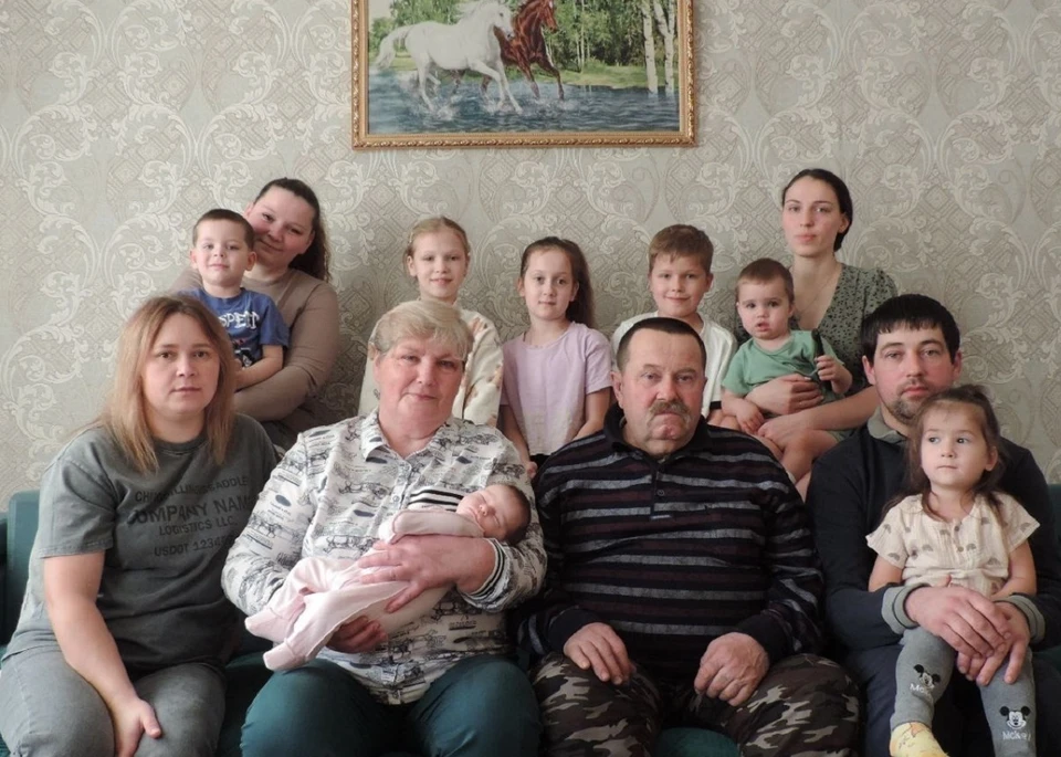 За достойное воспитание детей Степана и Любовь Касаткиных из Новоалександровки наградили «Родительской славой». Фото: правительство края