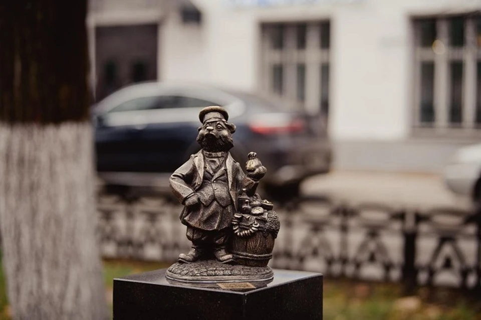 В Ярославле установили фигурку медведика-купца.