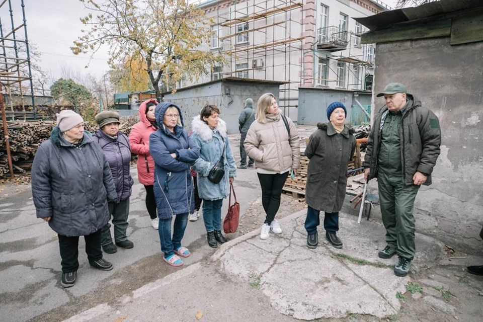 Олег Моргун провел выездную встречу с гражданами в Ильичевском районе Мариуполя. Фото: ТГ/Моргун