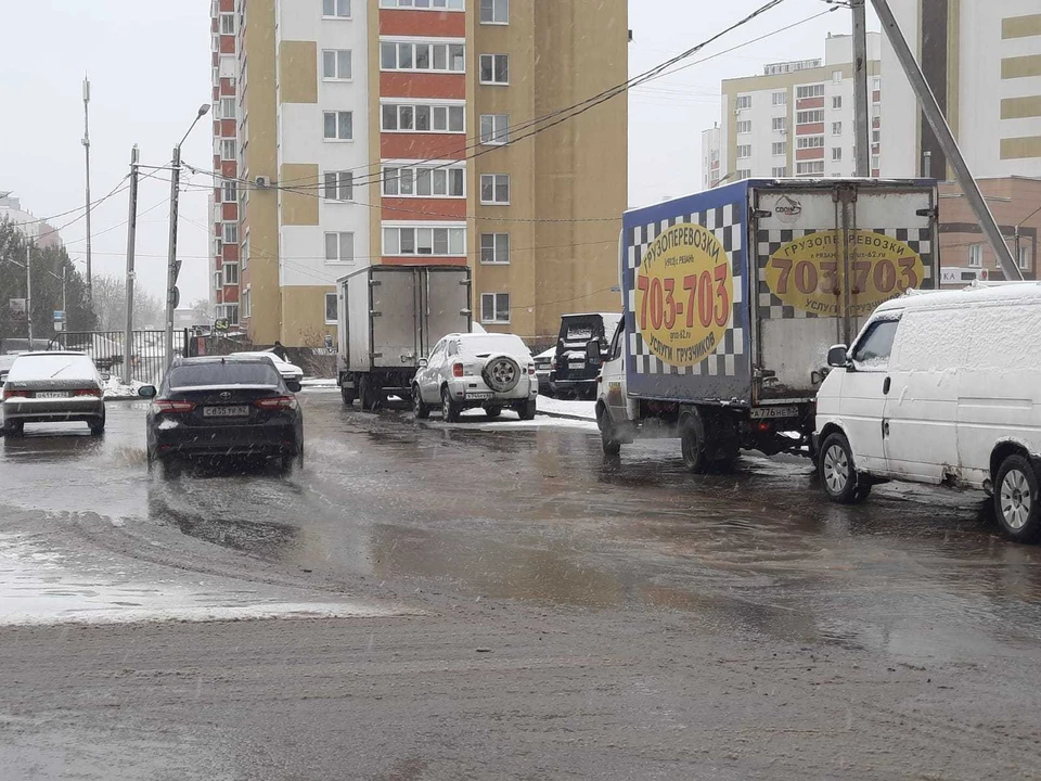 Водопровод прорвало на улице Новоселов в Рязани, вода заливает дорогу.