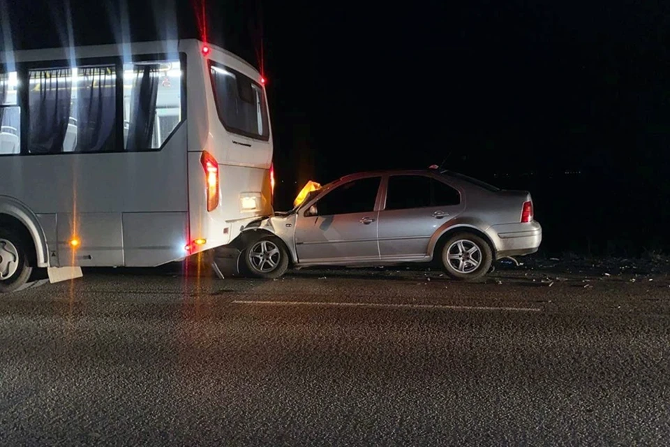 На автодороге Енакиево-Донецк произошло ДТП с участием автобуса. Фото: МВД по ДНР