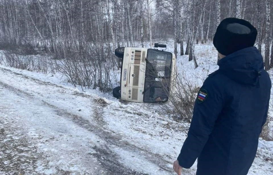 На трассе под Новосибирском пассажирский автобус съехал в кювет. Фото: Прокуратура НСО.