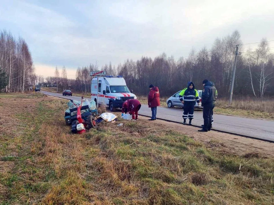 На окраине деревни Задворье Столбцовского района под колесами собственного мотоблока погиб пожилой мужчина, которому стало плохо за рулем. Фото: УВД Миноблисполкома.