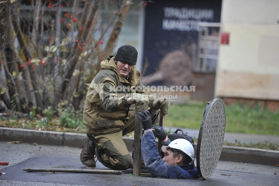 Уже две недели жители многоэтажки на улице Транспортной, 14/3 страдают от проблемы с канализацией.