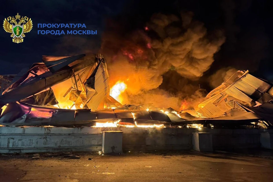 Склад горит на юге Москвы, площадь пожара достигла 2500 квадратных метров