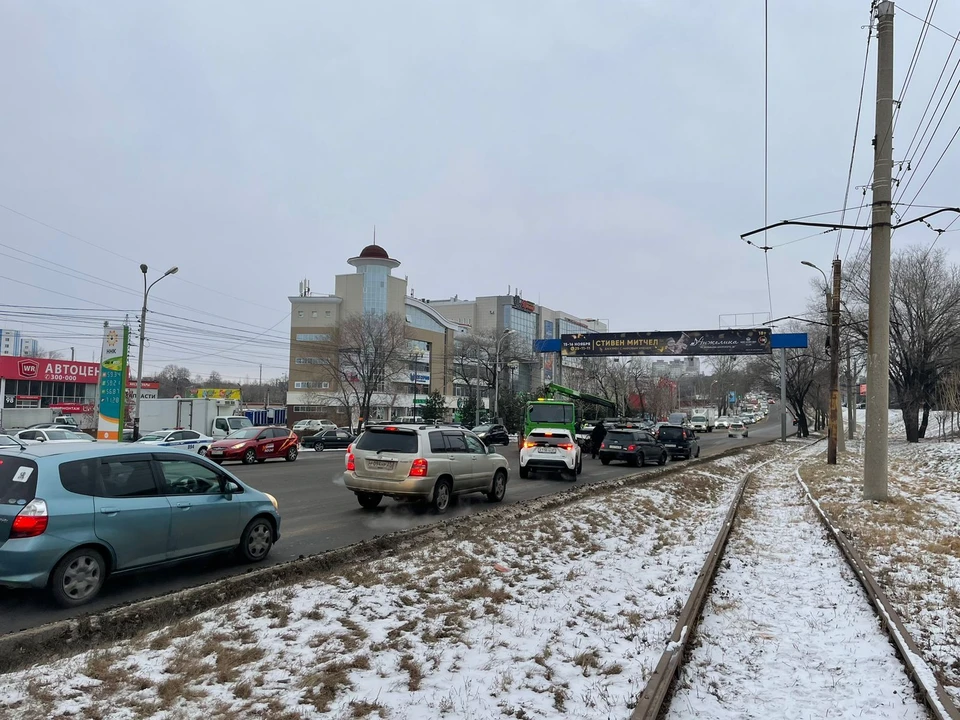 Хабаровск больше часа стоит в пробках из-за массовой аварии