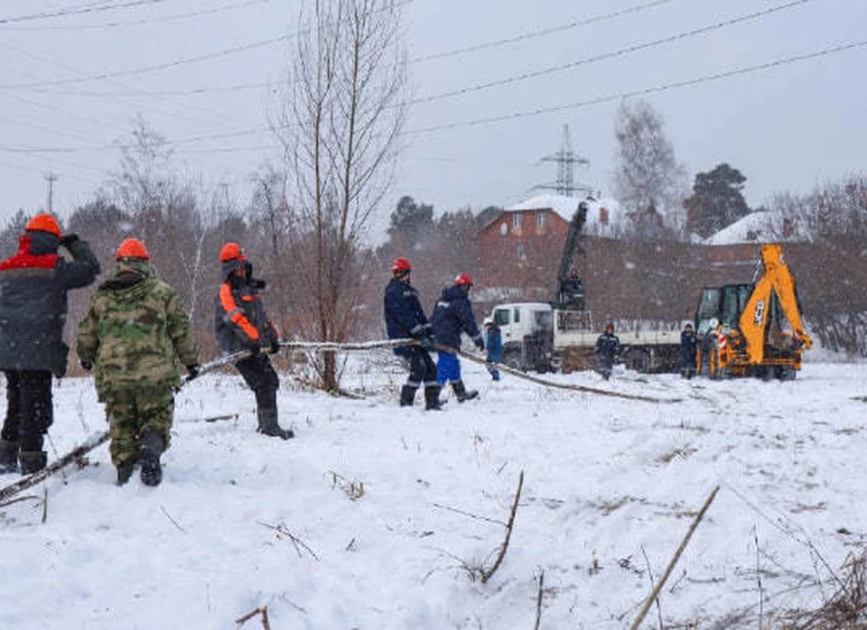 Новосибирские энергетики переложили кабель в районе размытого берега Ельцовки-2. Фото: "Россети Новосибирск".