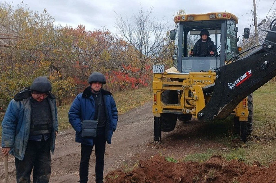 Аварийно-восстановительные бригады Горловского водоканала производят замену аварийных участков водопровода общей протяженностью почти 180 метров. Фото: Минстрой ДНР