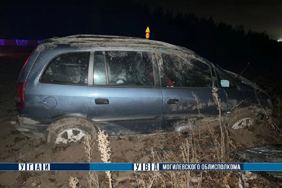 Автомобиль опрокинулся в Могилевском районе, один человек в больнице. Фото: УВД Могоблисполкома.