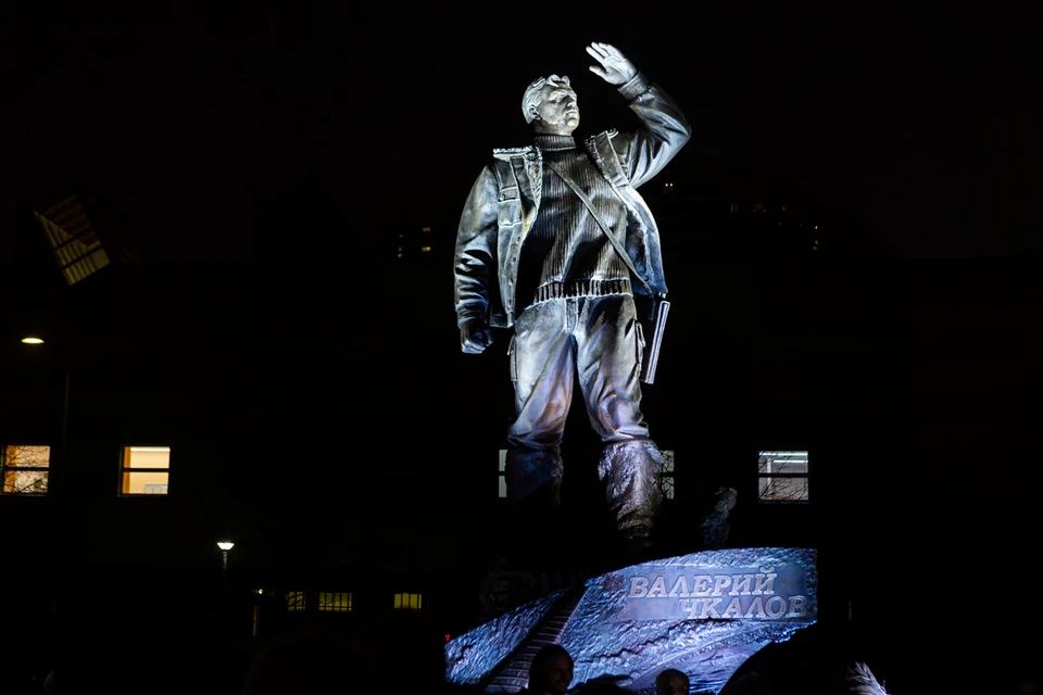 Памятник Валерию Чкалову открыли на Ходынском поле в Москве.