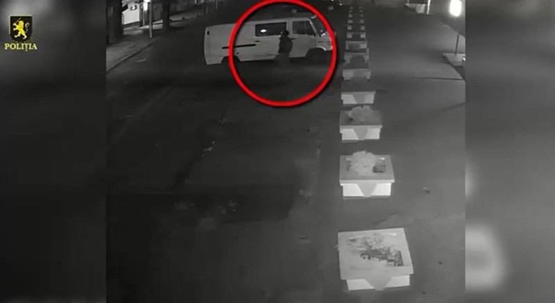 В столице мужчина угнал микроавтобус, чтобы не идти домой пешком. Фото:скриншот видео
