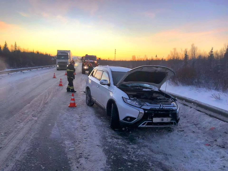 Утром 4 декабря серьезное ДТП случилось на 1295 километре федеральной трассы «Кола» под Оленегорском. Фото: Управление по ГОЧС и ПБ Мурманской области / vk.com/murman01