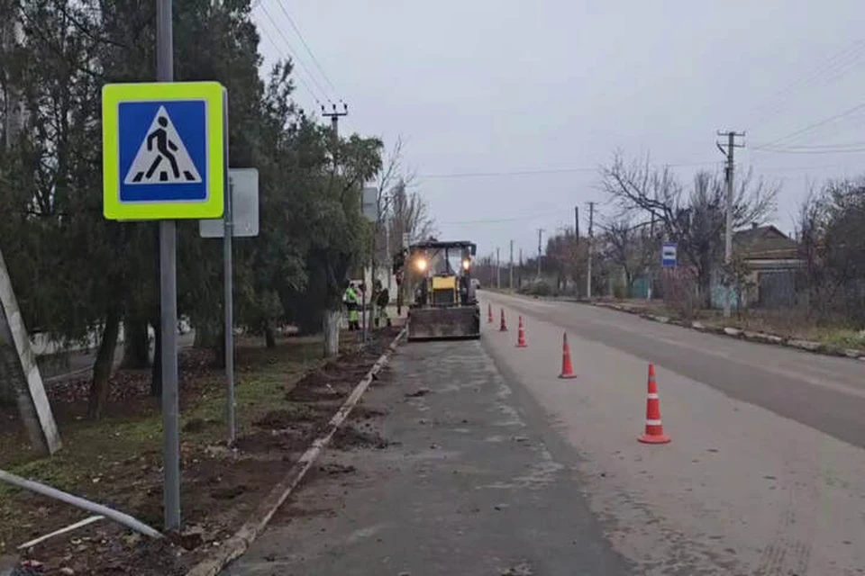 В Скадовске Херсонской области 5 декабря начался ремонт проезжей части у школы №3. ФОТО: скриншот из видео Александра Дудки