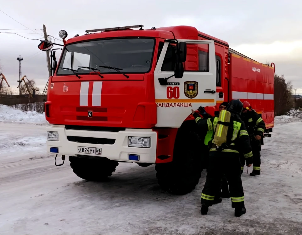 Ночью 5 декабря в Кандалакше случился пожар в жилом пятиэтажном доме на улице Данилова, 17. Фото: Управление по ГОЧС и ПБ Мурманской области / vk.com/murman01