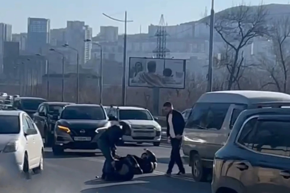 О драке рассказали очевидцы в социальных сетях. Фото: принтскрин видео svodka25.