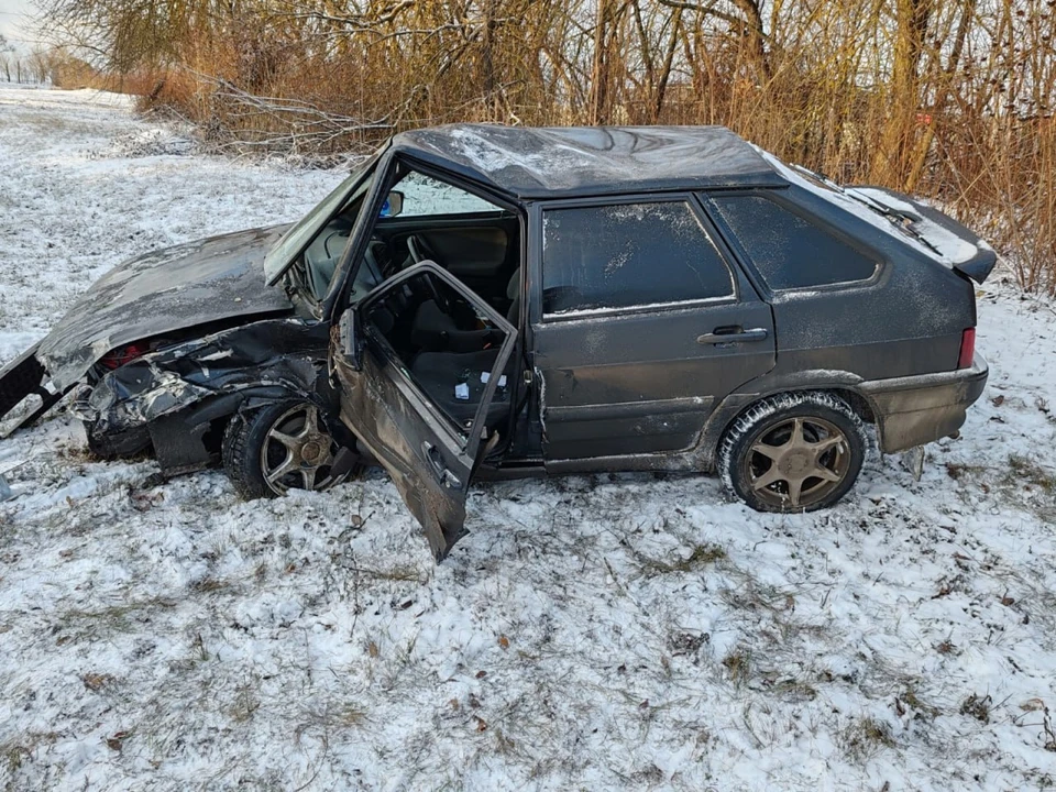 За рулем отечественного автомобиля был 46-летний водитель. Мужчина получил травмы. Фото управления Госавтоинспекции по Липецкой области.