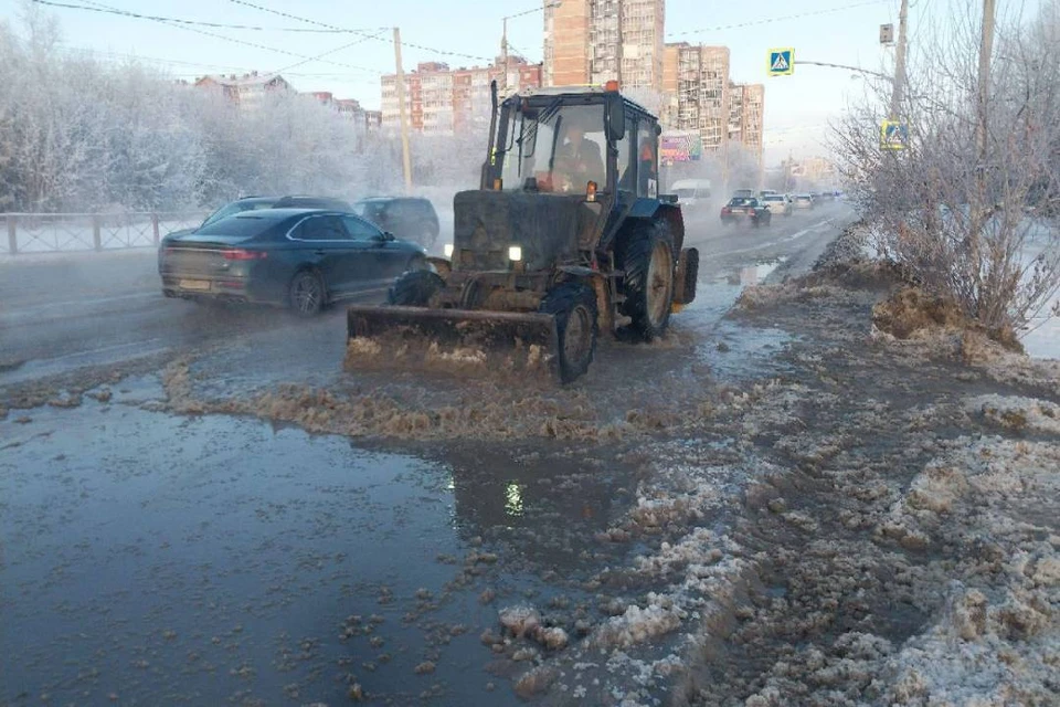 Последствия коммунальной аварии устраняют в Свердловском округе Иркутска.