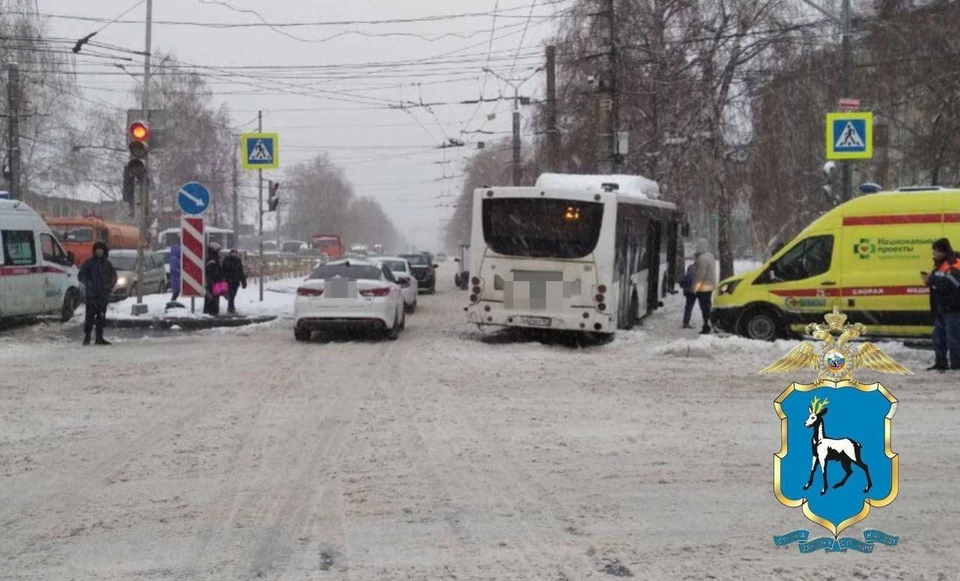 Сотрудники полиции продолжают устанавливать обстоятельства аварии. Фото: ГУ МВД России по Самарской области