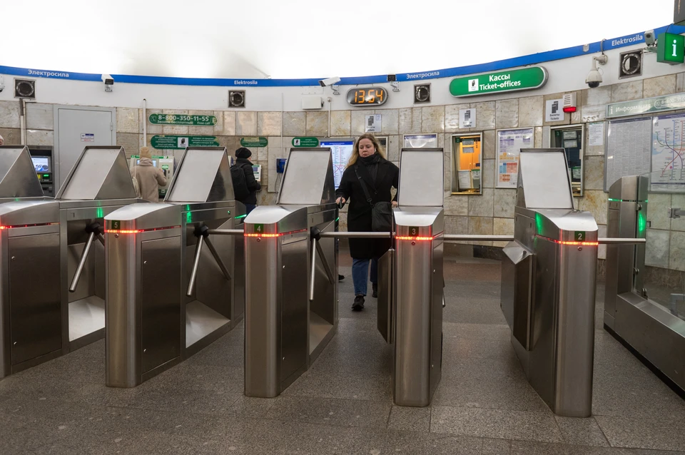 На двух станциях метро Петербурга начали тестировать оплату проезда по биометрии.