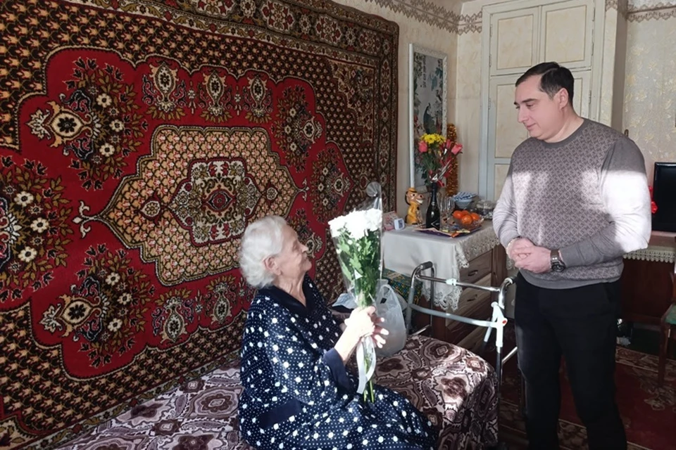 В Снежном поздравили долгожительницу с 95-летним юбилеем. Фото: Администрация Снежного