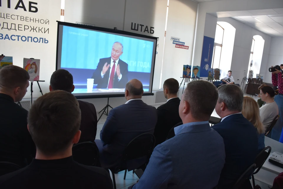 Депутаты смотрели трансляцию прямой линии в Штабе общественной поддержки. Фото: sevzakon.ru