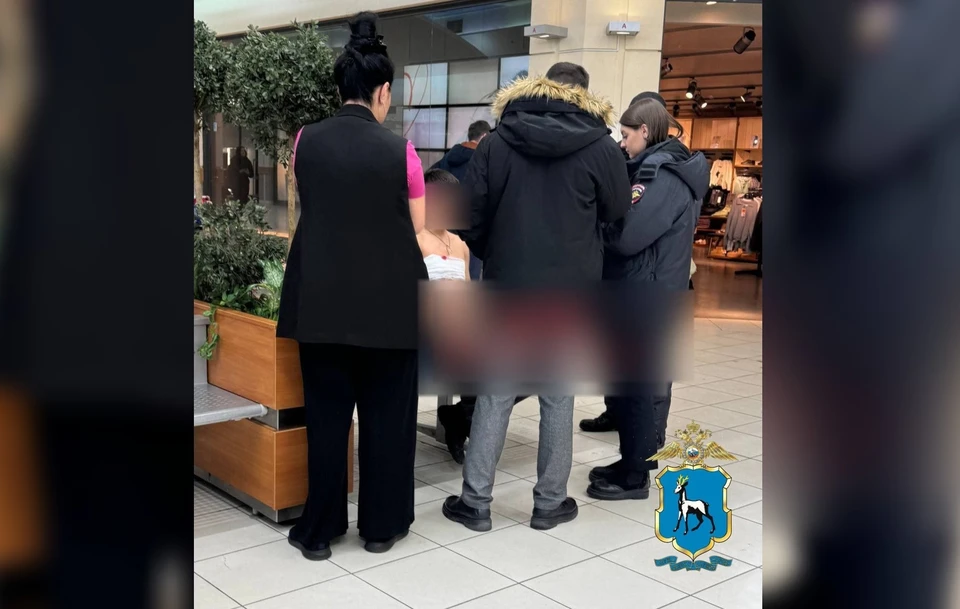Врачи оказывают пострадавшему парню медицинскую помощь в больнице.