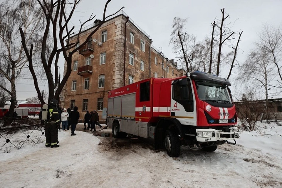 В результате атаки дрона у дома №31А повреждена крыша, все жильцы были эвакуированы. Фото: администрация Кировского и Московского районов Казани