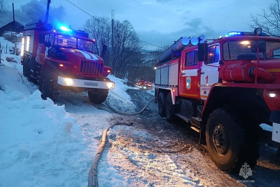 К тушению пожара привлекли первую и вторую пожарно-спасательные части. Фото: mchskam41.