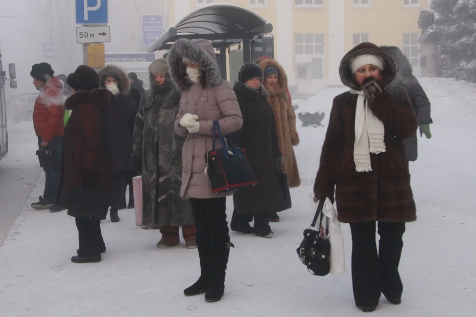 Люди мерзнут на остановке