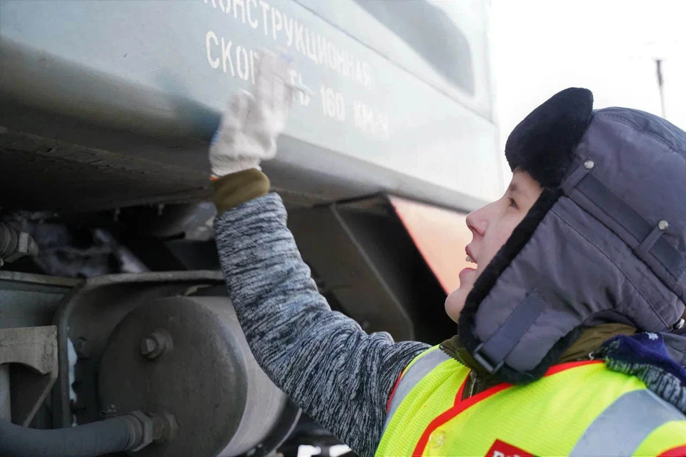 Ребенок прокатил на поезде Деда Мороза. Фото Райма Гончарова. Предоставлено Ириной Колосовой / ВОИ