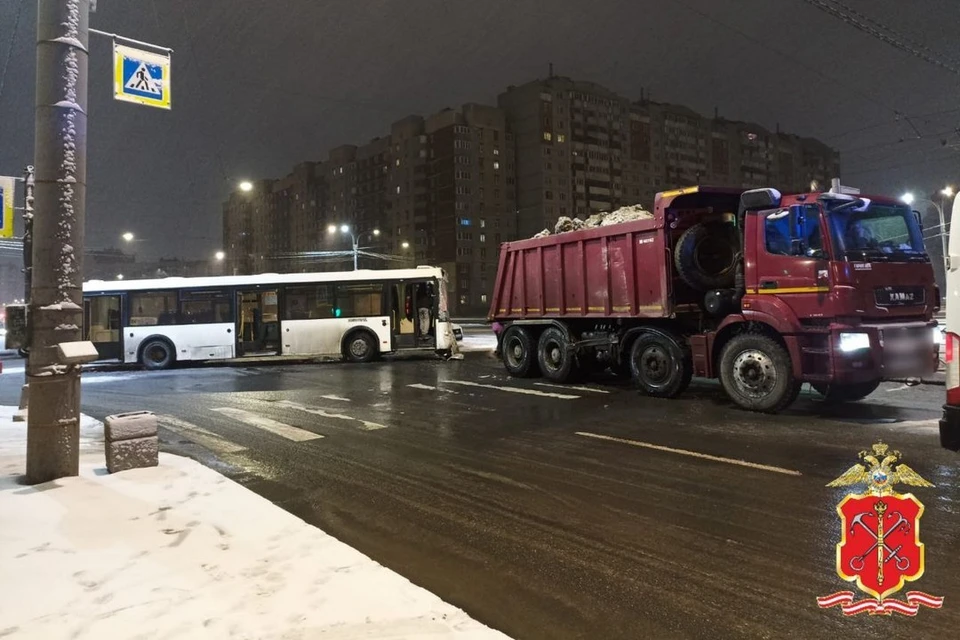 Полиция разбирается в обстоятельствах ДТП с автобусом и самосвалом. Фото: ГУ МВД России по Петербургу и Ленобласти